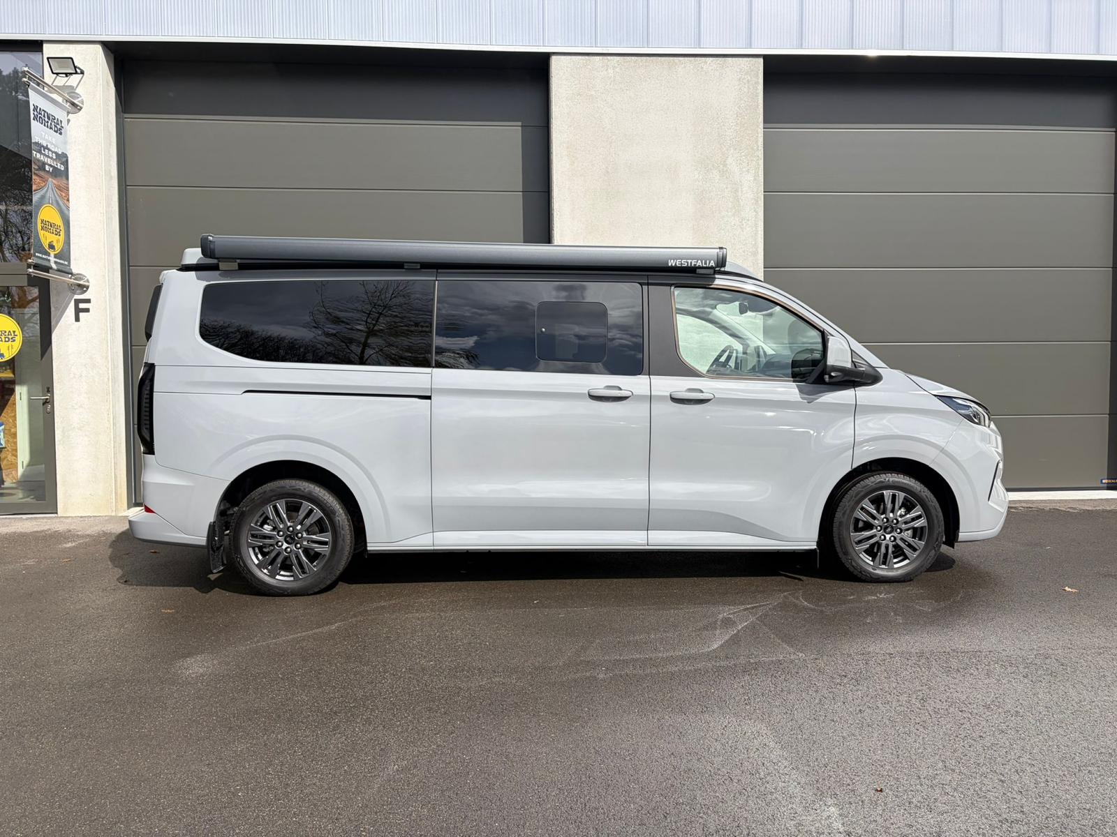 Ford Nugget LWB Titanium in Grey Matter met fabrieksgarantie - zonnepaneel